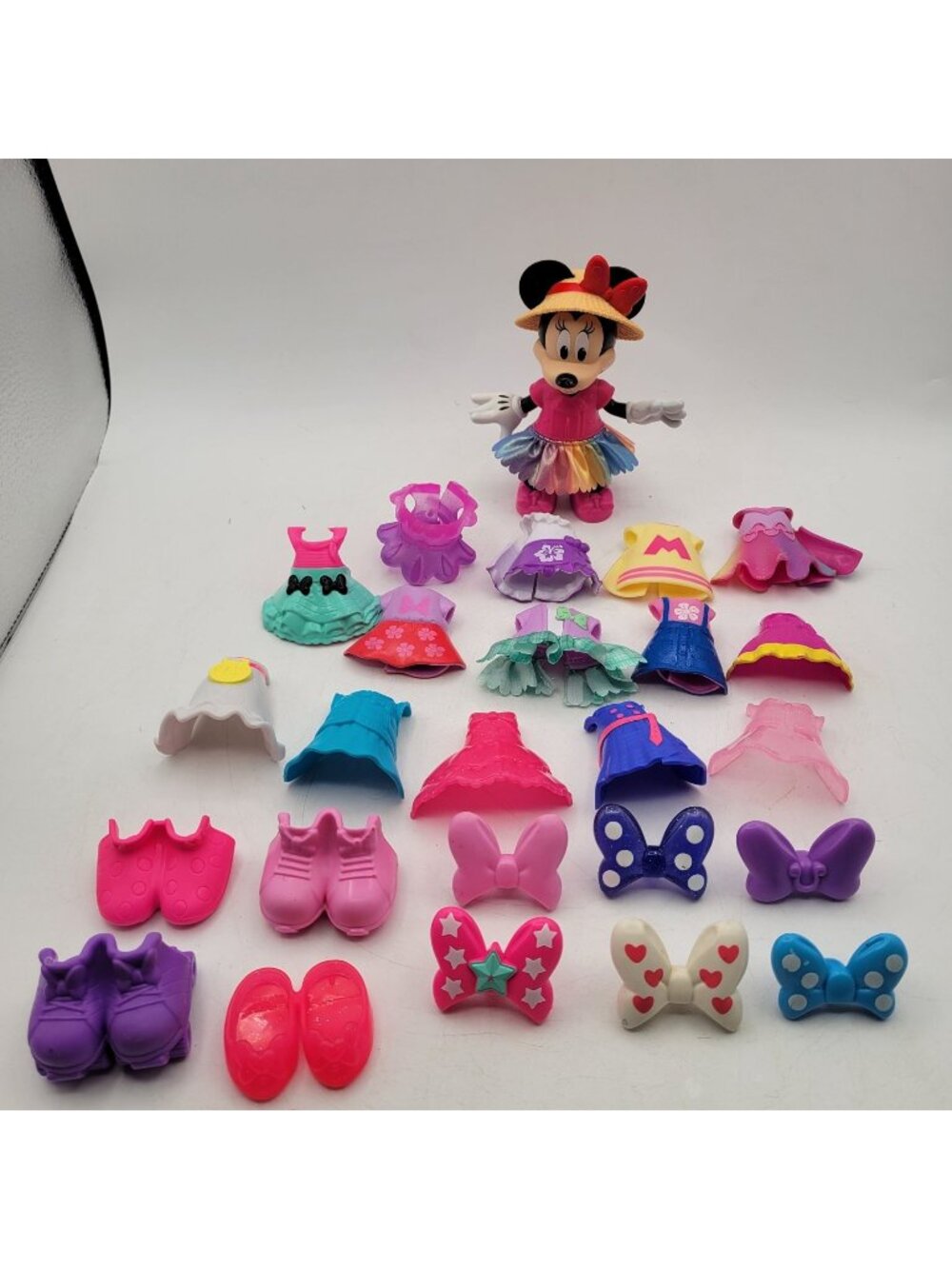 Disney Minnie Mouse Bowtique Lot of Snap on Styles Dress Up Doll Figure 29 Pcs